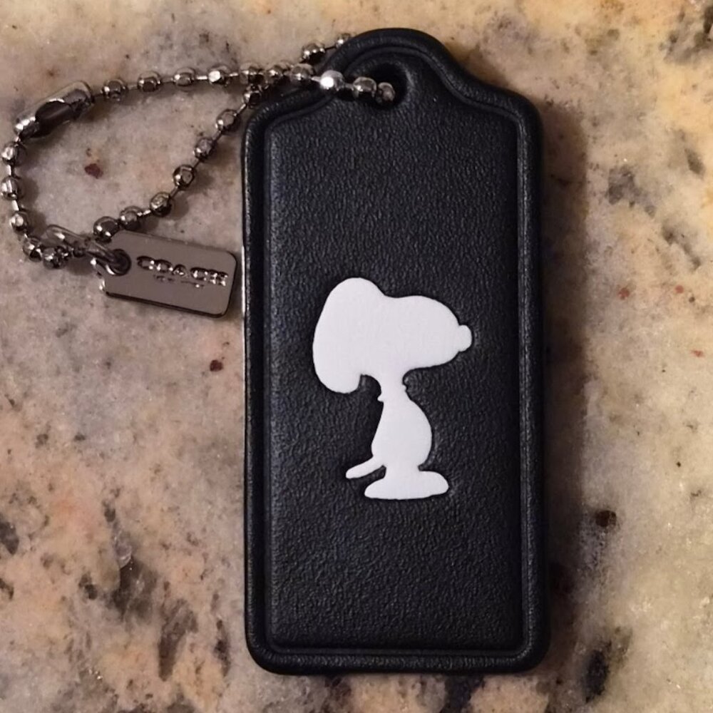 Coach NWT Peanuts Leather Snoopy Hangtag ©️2014 w/ Collectible Coach Snoopy Box - Picture 5 of 11